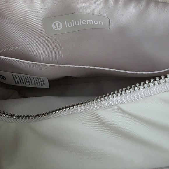 Lululemon Crossbody Camera Bag 2L NWOT - Picture 9 of 12